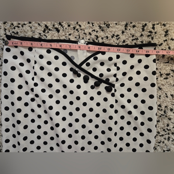 Retro White Skirt with Black polka dots and trim. Zip back. Size M/L - Picture 6 of 7